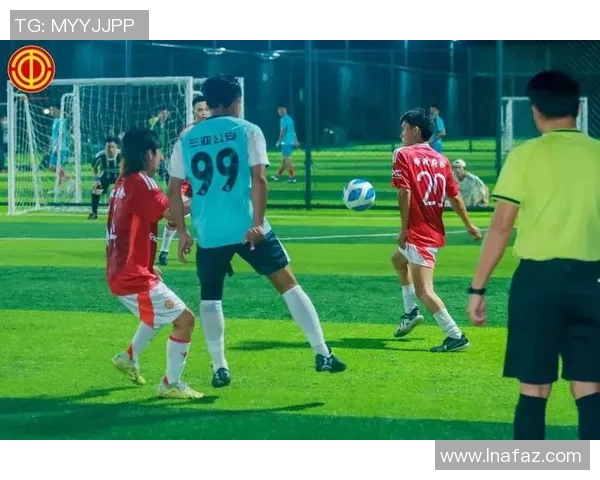 足球八卦背后藏的泪与奋斗 每一幕都是青春的告别与梦想的坚持 足球八卦背后藏的泪与奋斗 每一幕都是青春的告别与梦想的坚持